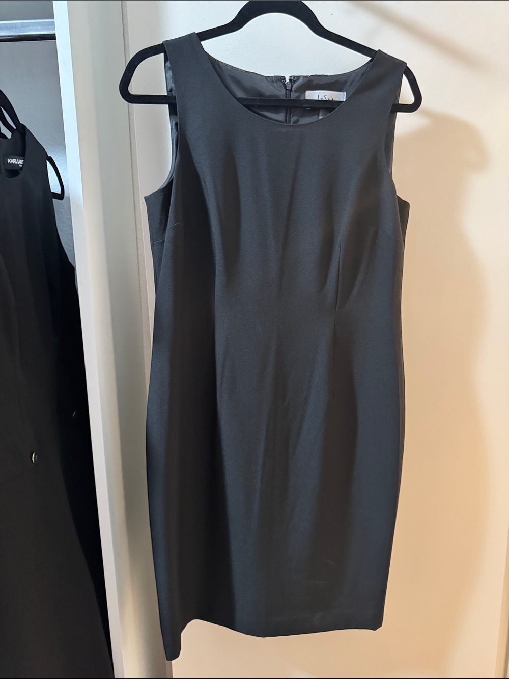 Le Suit Classic Black Sleeveless Midi Dress